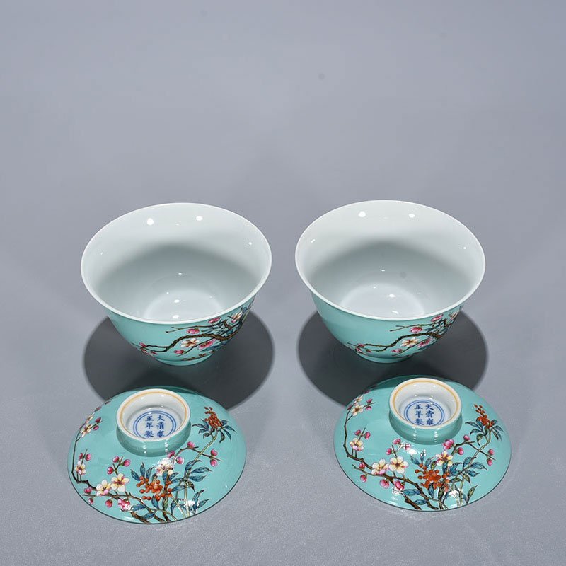Qing Dynasty Yongzheng coral green land famille rose flower covered bowl