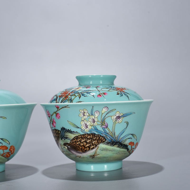 Qing Dynasty Yongzheng coral green land famille rose flower covered bowl