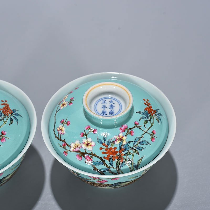 Qing Dynasty Yongzheng coral green land famille rose flower covered bowl