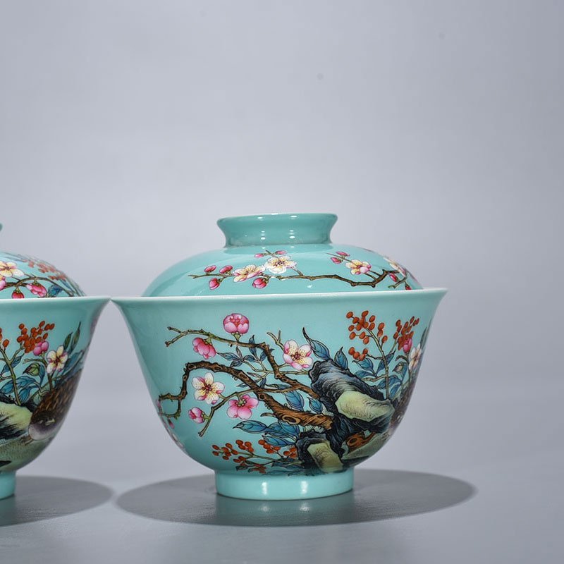 Qing Dynasty Yongzheng coral green land famille rose flower covered bowl