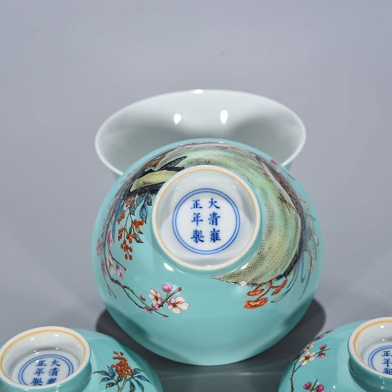 Qing Dynasty Yongzheng coral green land famille rose flower covered bowl