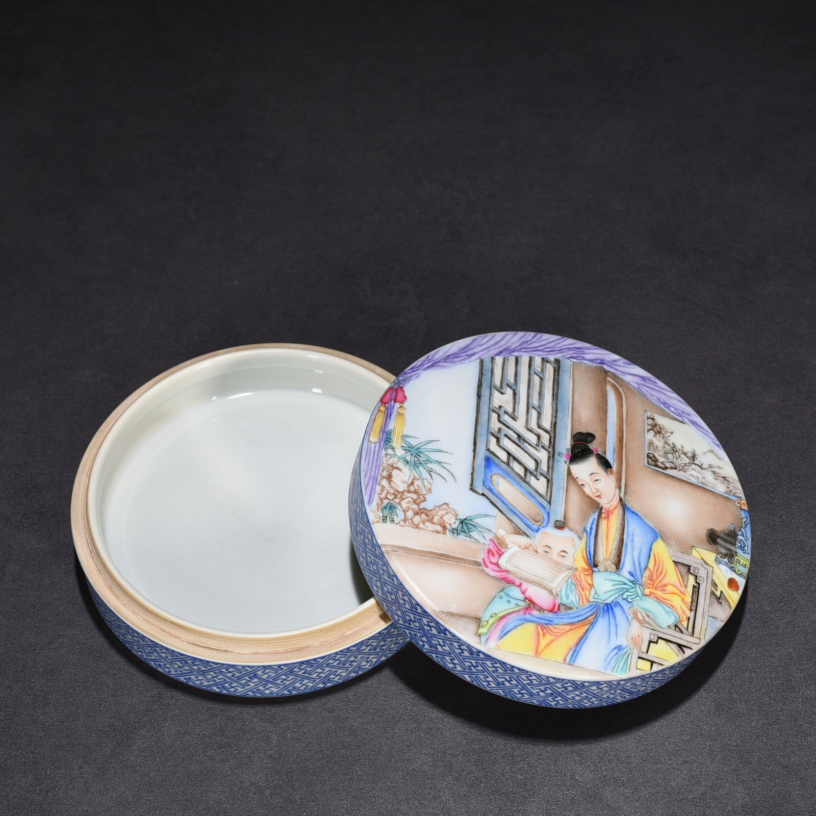 Qing Dynasty Yongzheng enamel beauty belt character powder box print box