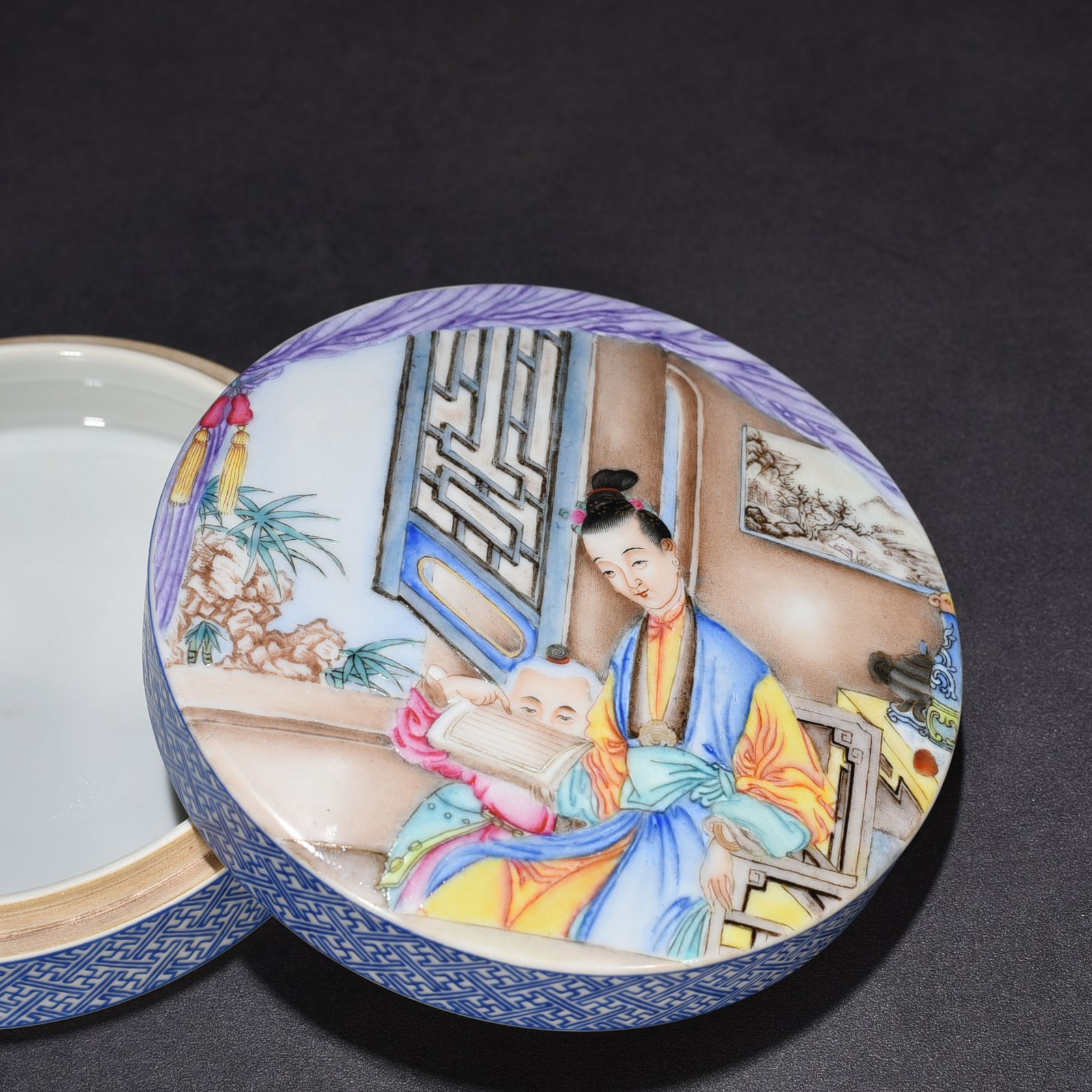 Qing Dynasty Yongzheng enamel beauty belt character powder box print box
