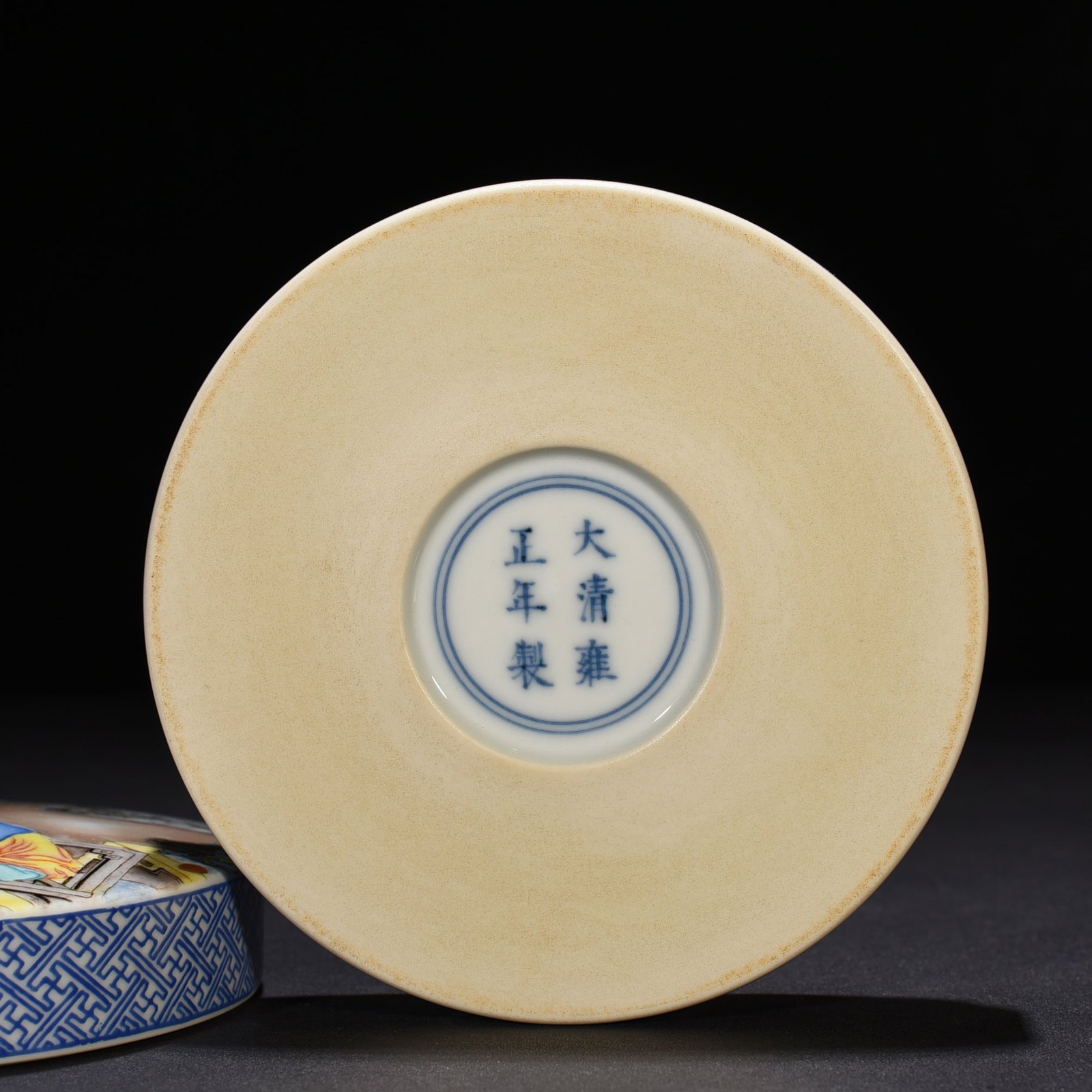 Qing Dynasty Yongzheng enamel beauty belt character powder box print box