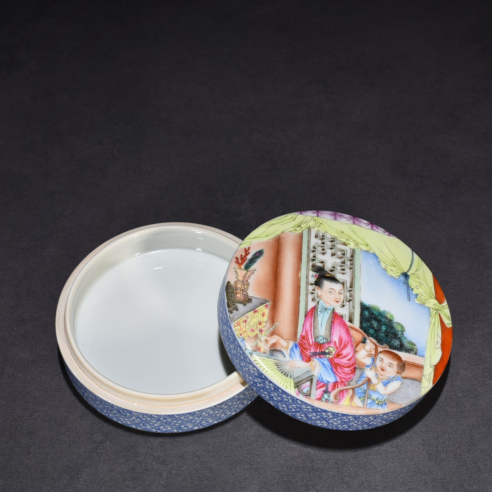 Qing Dynasty Yongzheng enamel beauty belt print box powder box