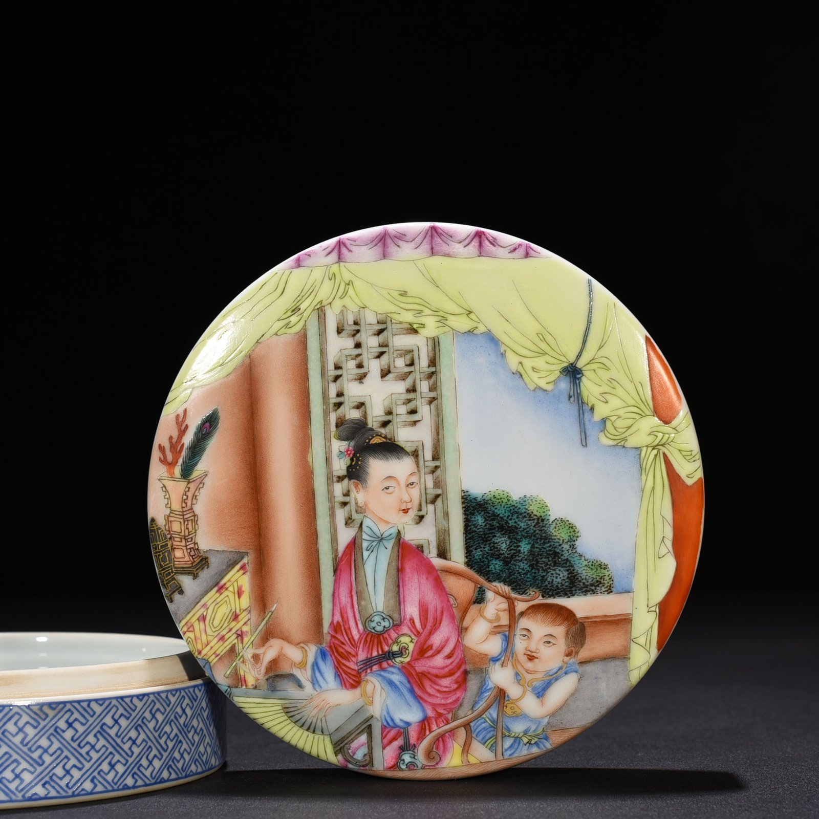 Qing Dynasty Yongzheng enamel beauty belt print box powder box