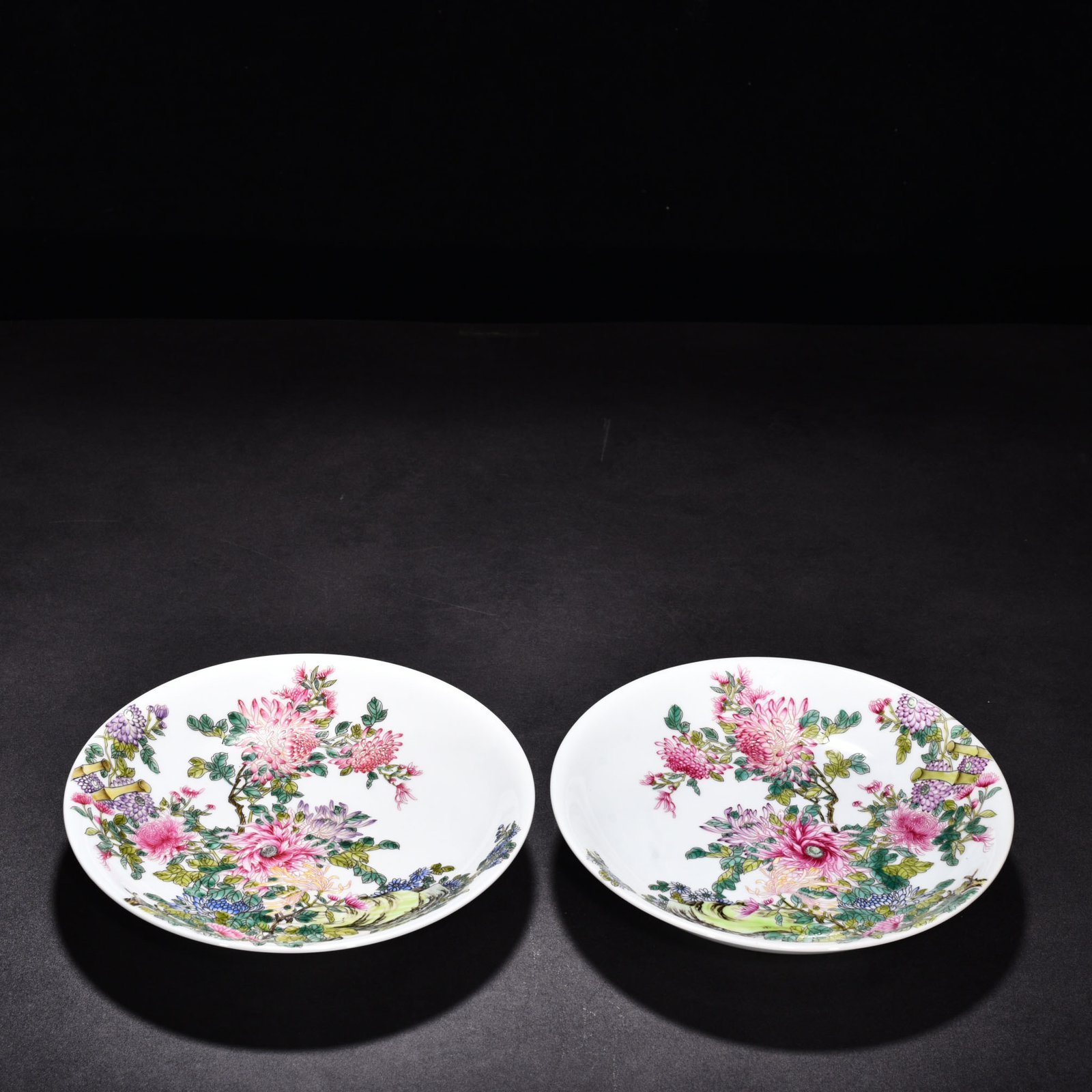 Qing Dynasty Yongzheng enamel chrysanthemum flower plate