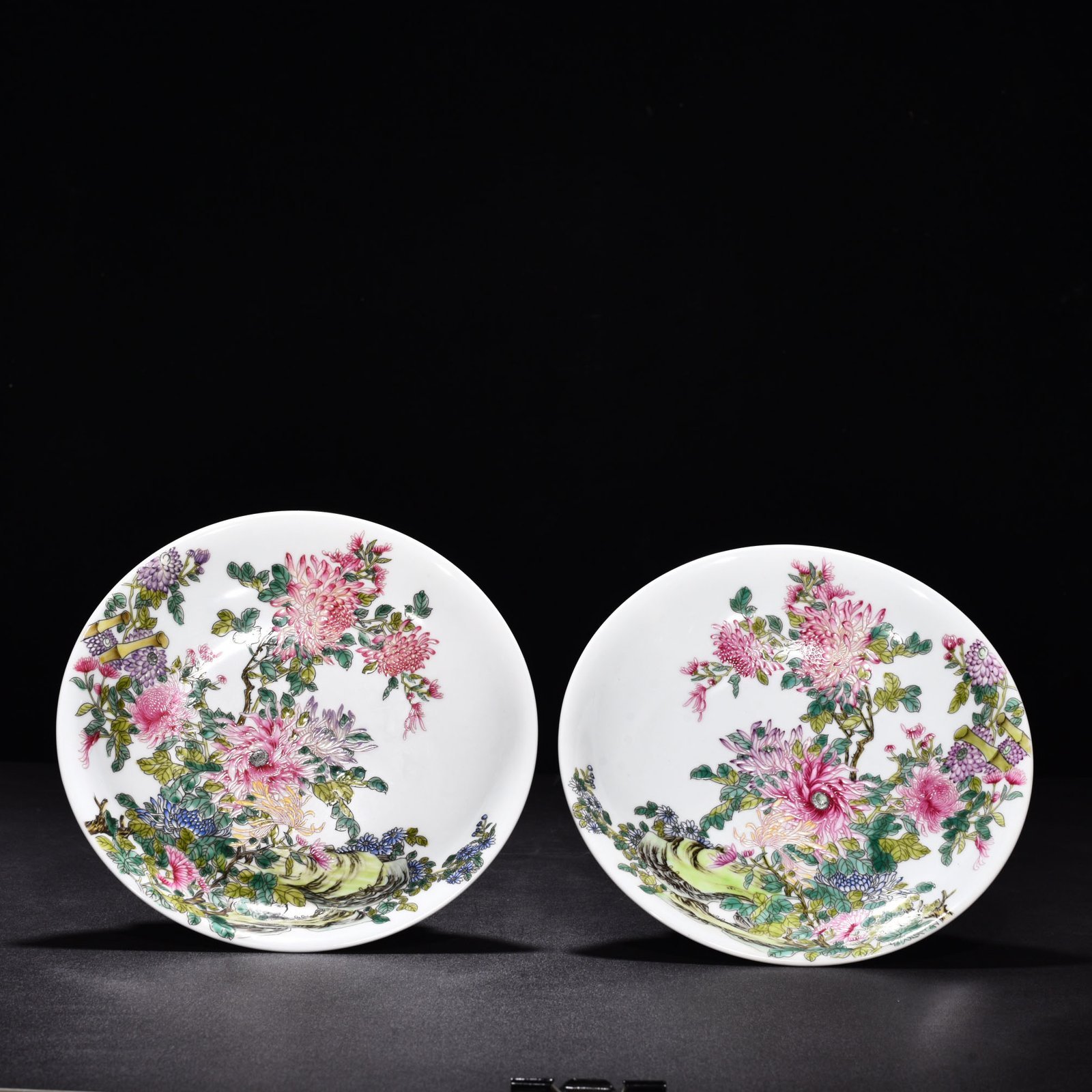 Qing Dynasty Yongzheng enamel chrysanthemum flower plate