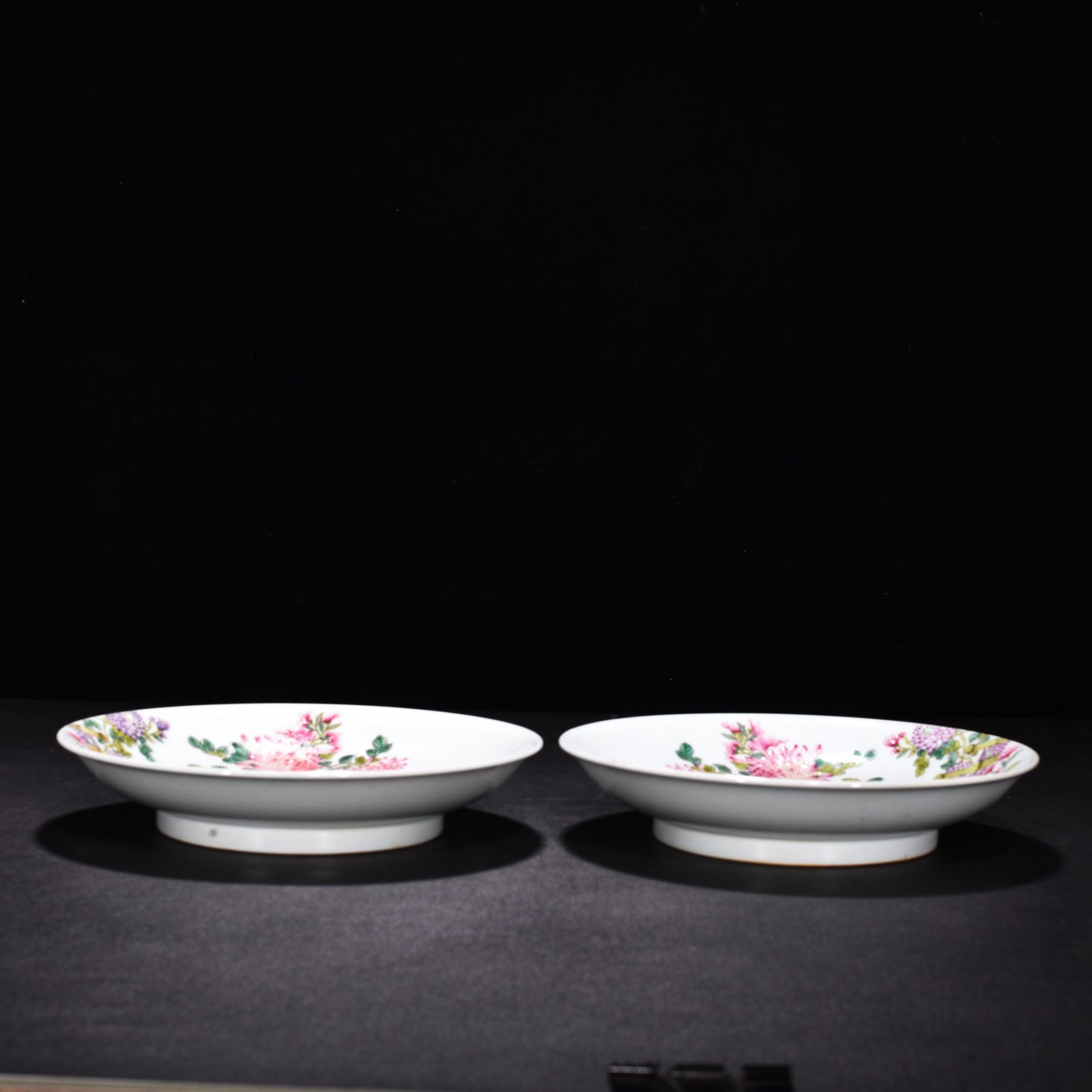 Qing Dynasty Yongzheng enamel chrysanthemum flower plate