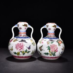 Qing Dynasty Yongzheng enamel butterfly love flower Ruyi ear garlic vase