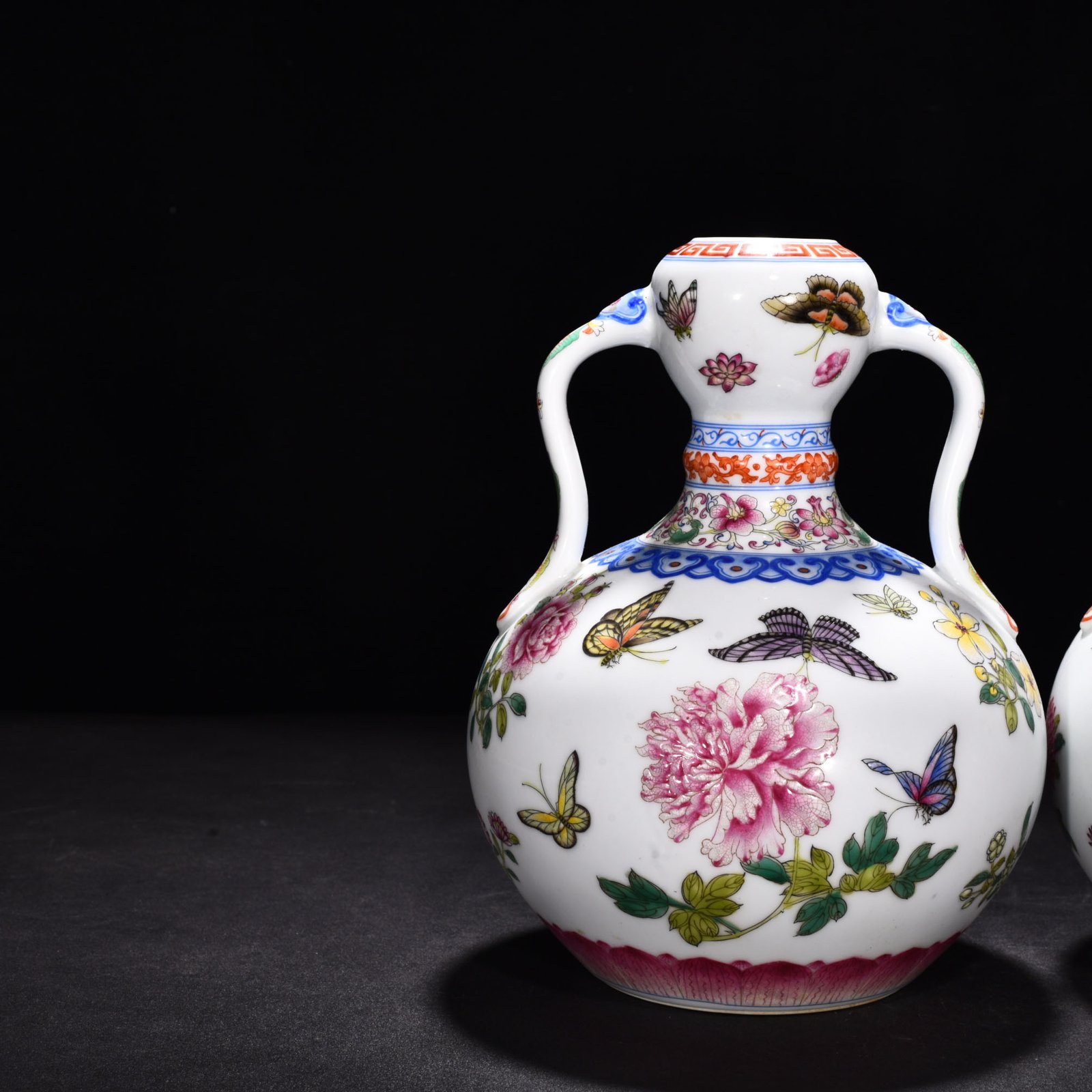 Qing Dynasty Yongzheng enamel butterfly love flower Ruyi ear garlic vase