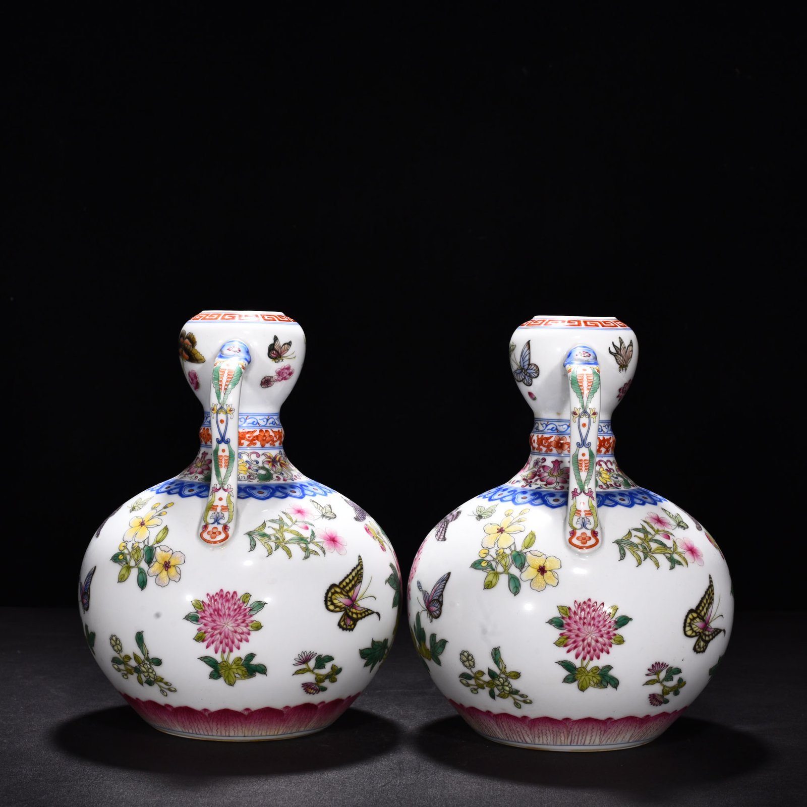 Qing Dynasty Yongzheng enamel butterfly love flower Ruyi ear garlic vase