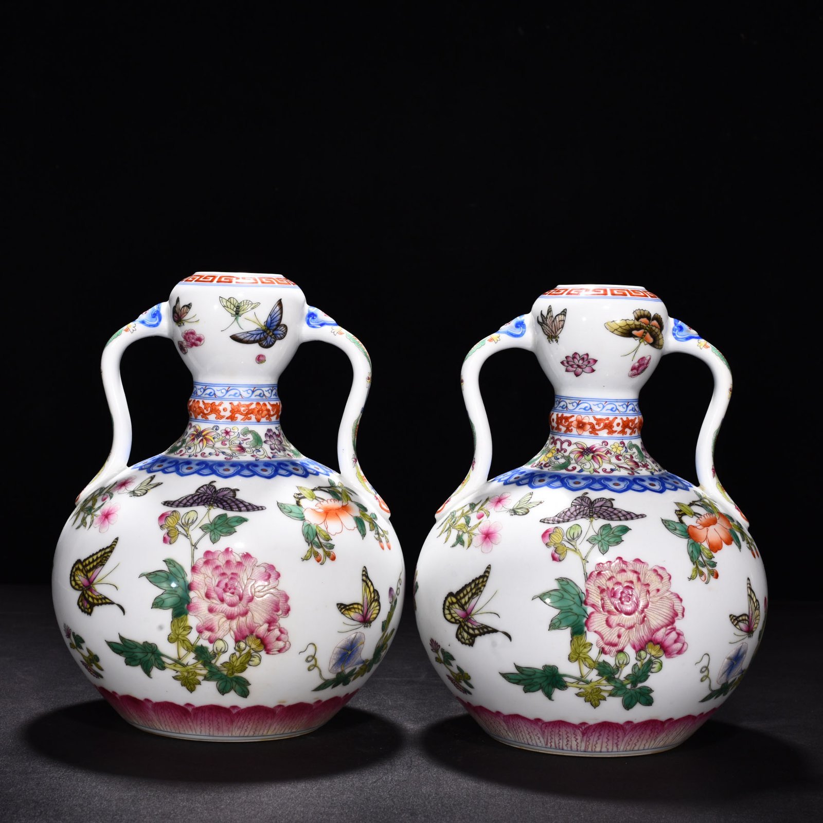 Qing Dynasty Yongzheng enamel butterfly love flower Ruyi ear garlic vase