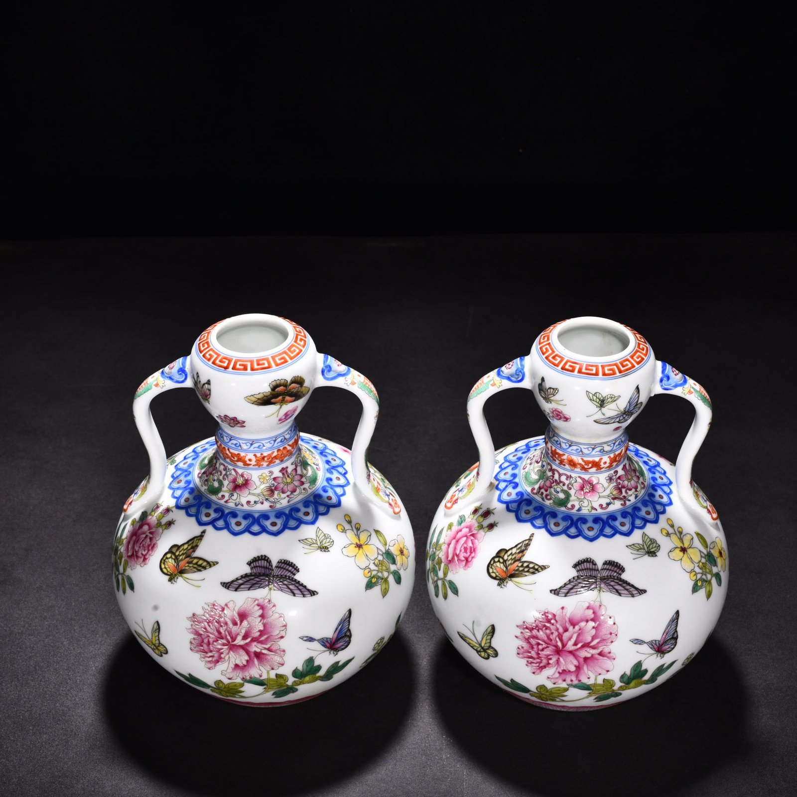 Qing Dynasty Yongzheng enamel butterfly love flower Ruyi ear garlic vase