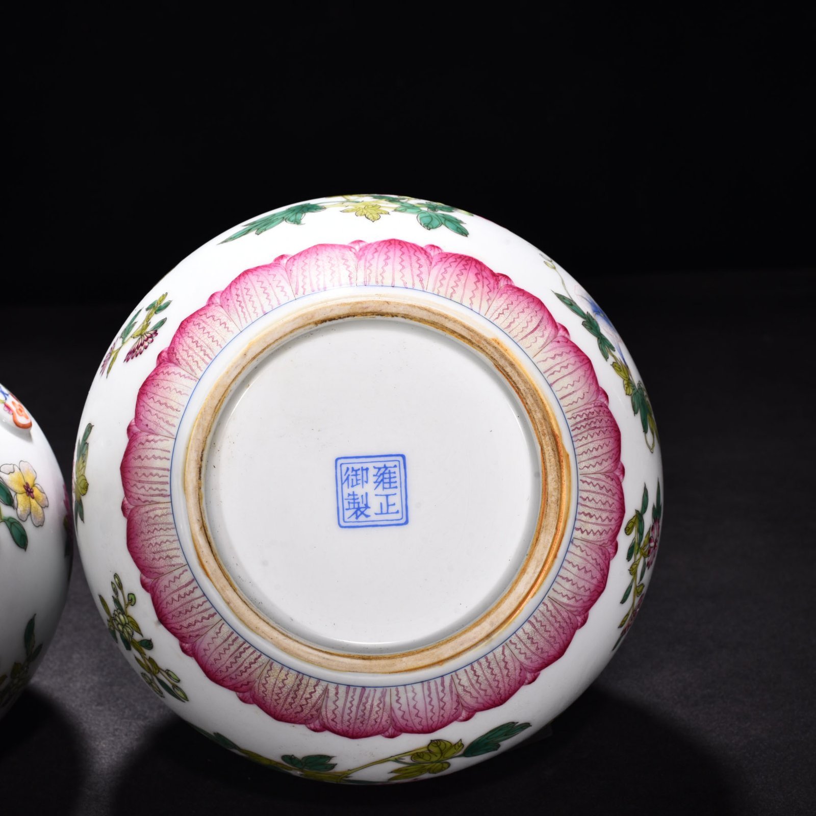 Qing Dynasty Yongzheng enamel butterfly love flower Ruyi ear garlic vase