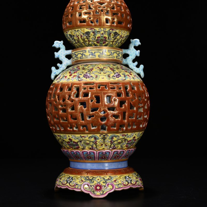 Qing Dynasty Yongzheng enamel hollow gourd bottle
