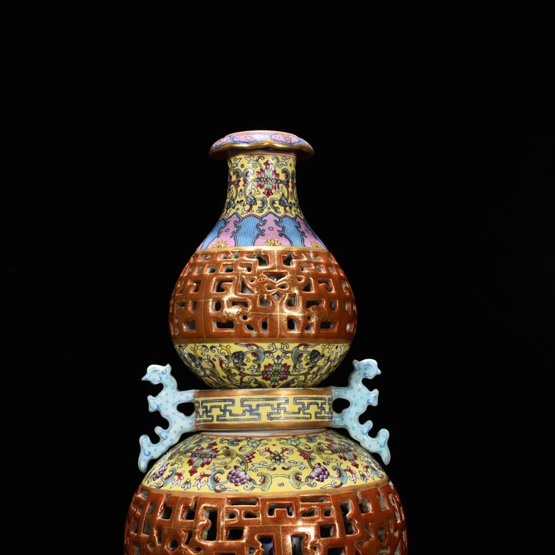 Qing Dynasty Yongzheng enamel hollow gourd bottle
