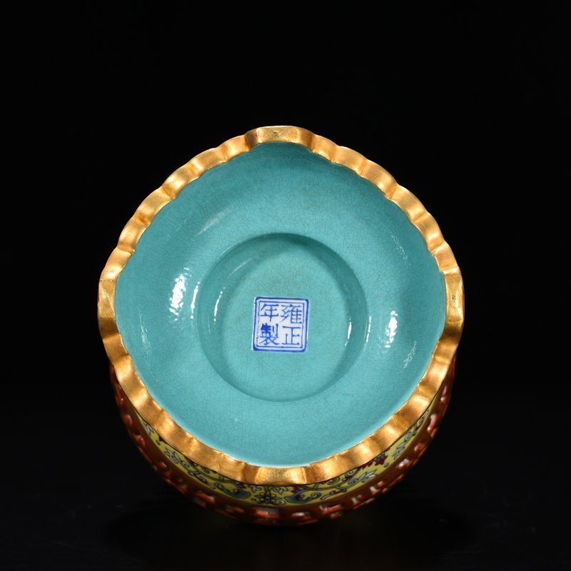 Qing Dynasty Yongzheng enamel hollow gourd bottle