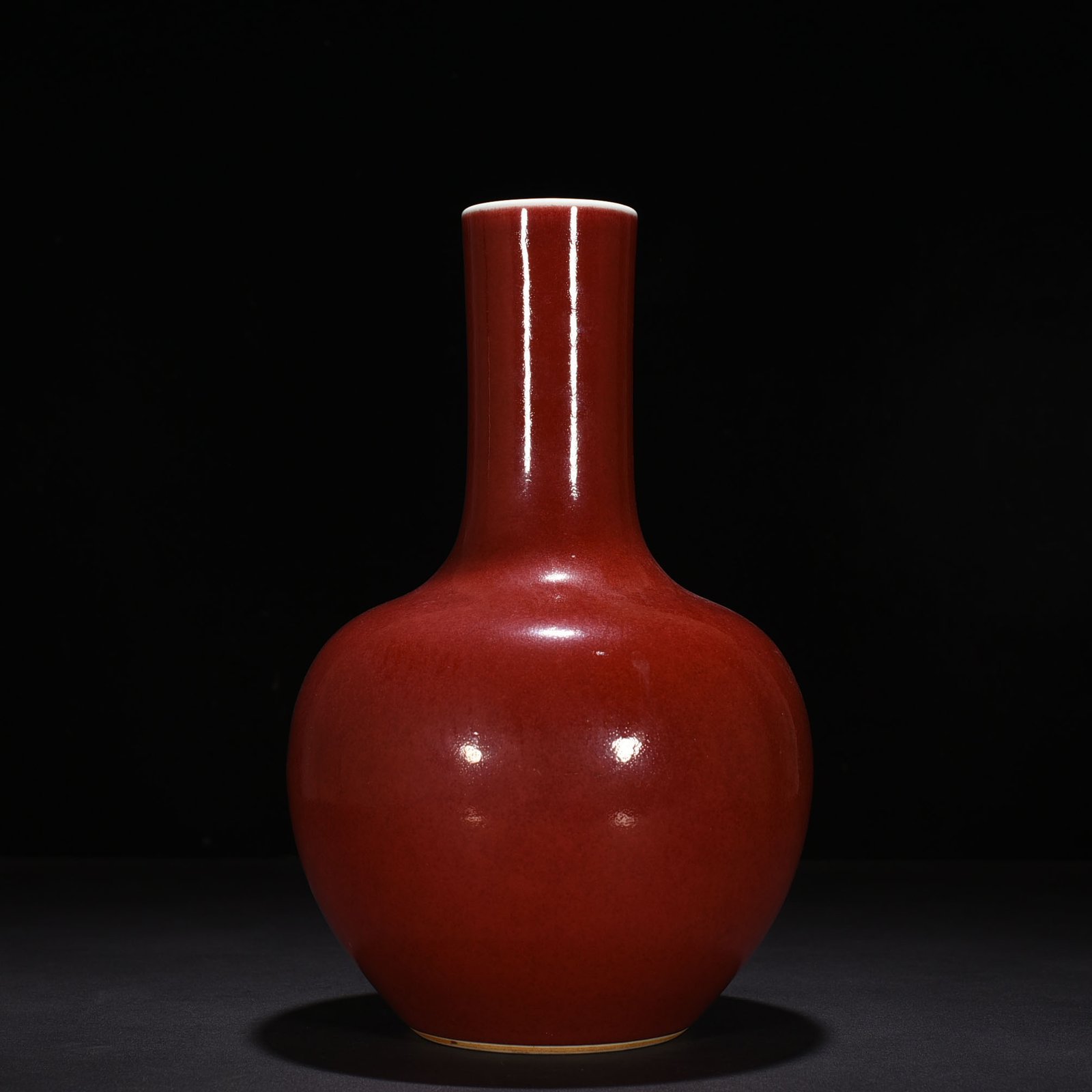 Qing Dynasty Yongzheng Festival red-glazed celestial sphere vase