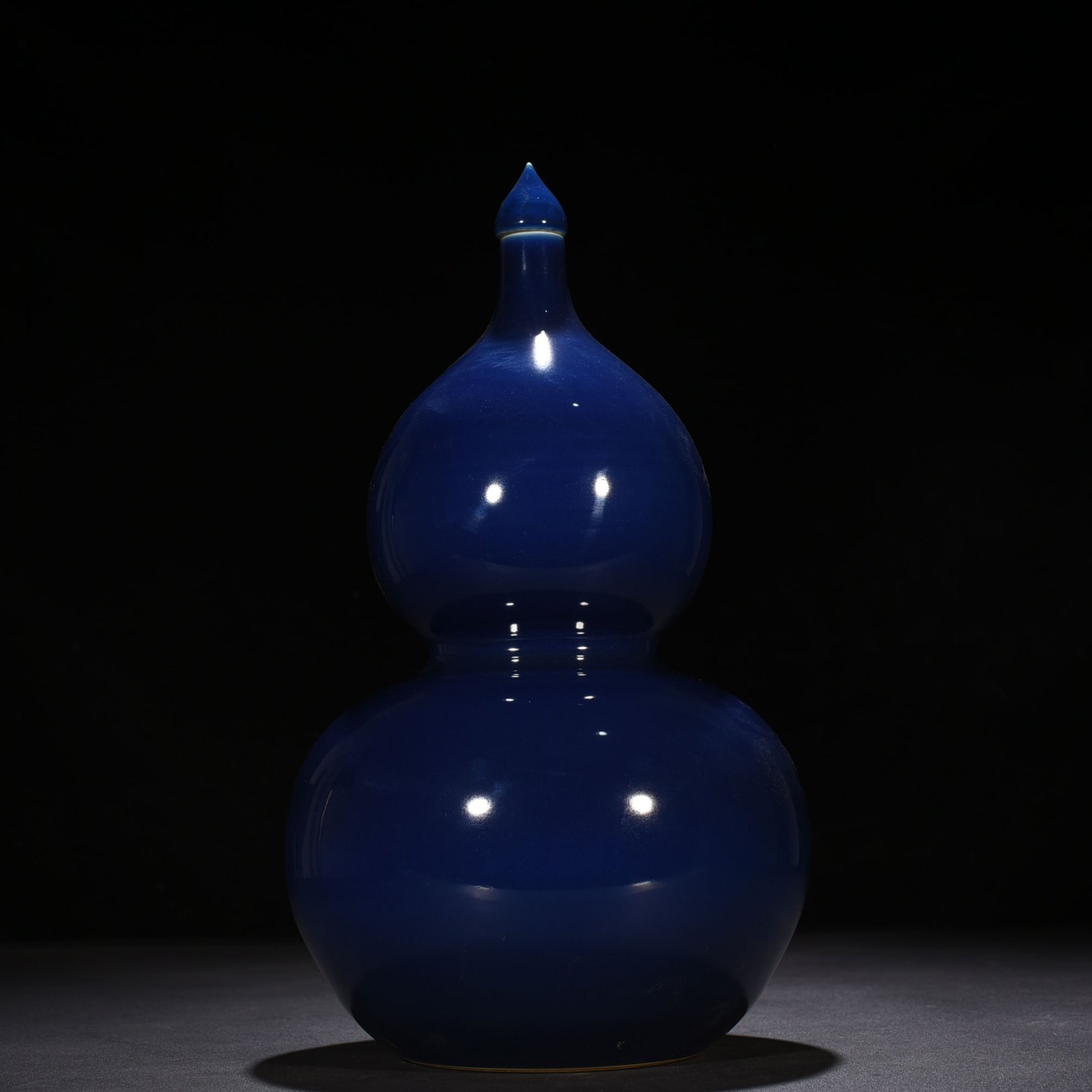 Qing Dynasty Yongzheng Festival blue-glazed gourd vase