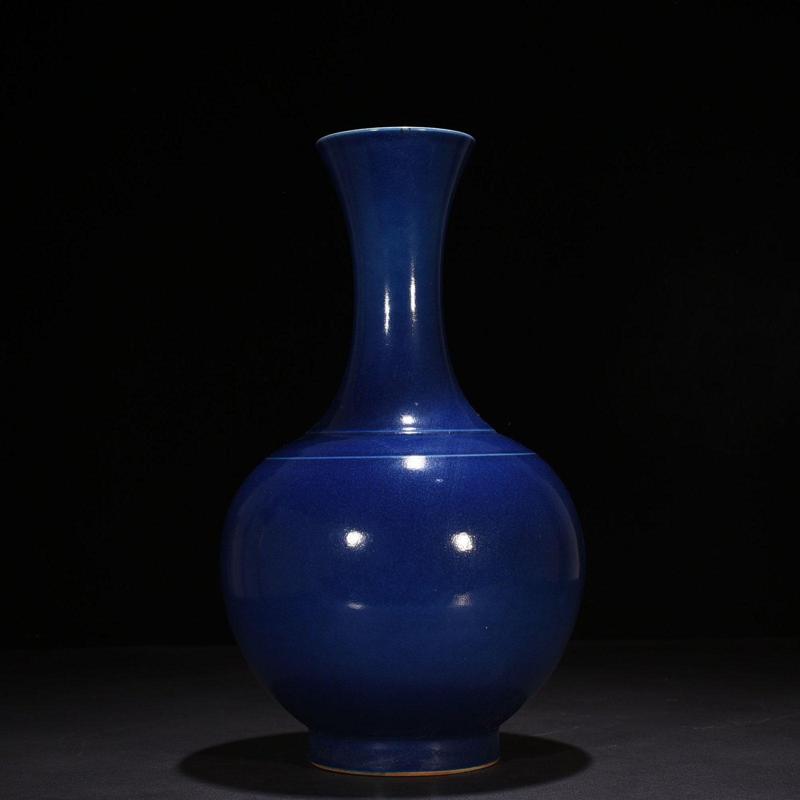 Qing Dynasty Yongzheng Festival blue glaze vase