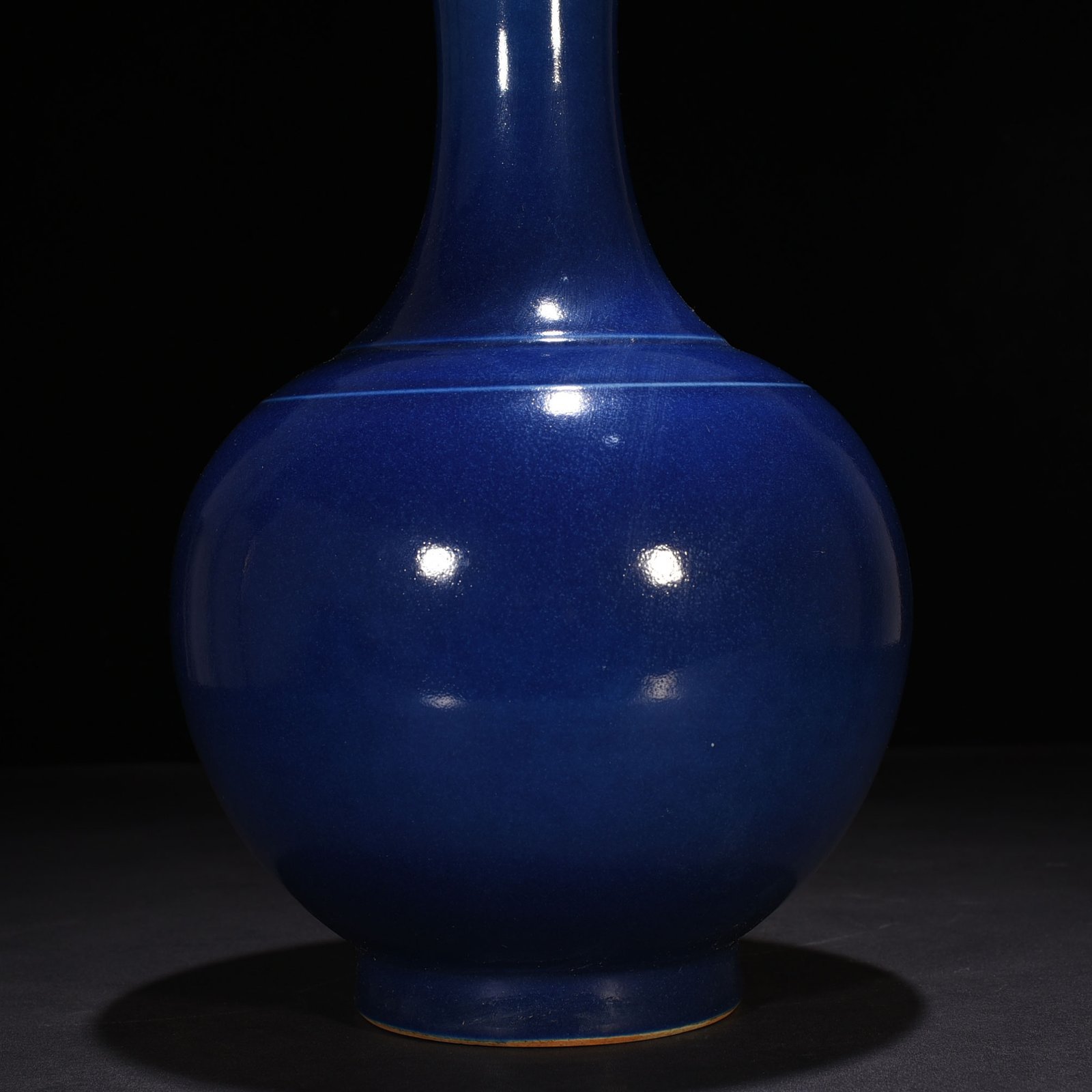 Qing Dynasty Yongzheng Festival blue glaze vase