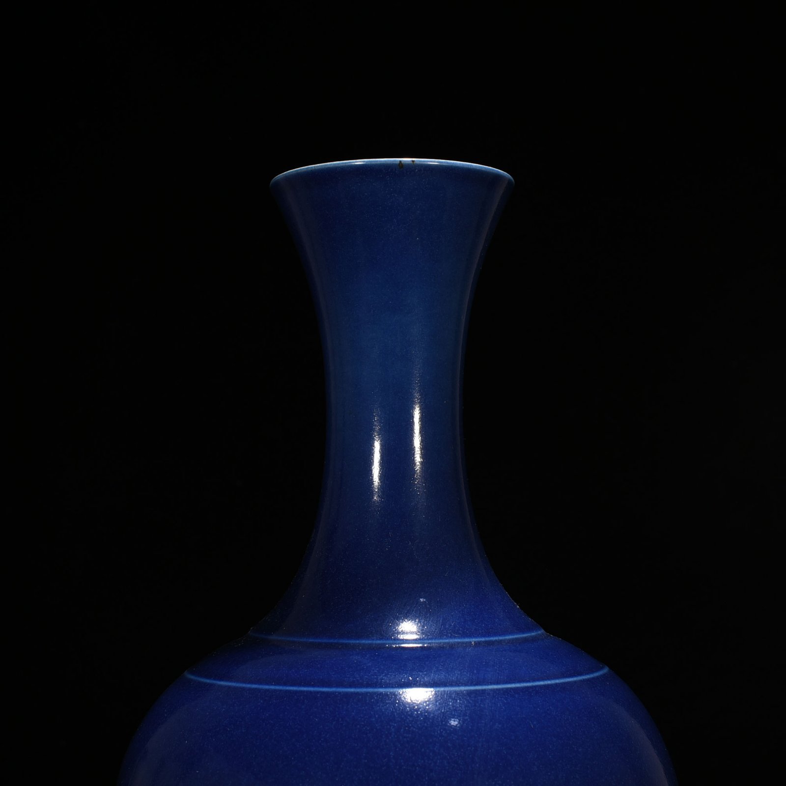 Qing Dynasty Yongzheng Festival blue glaze vase