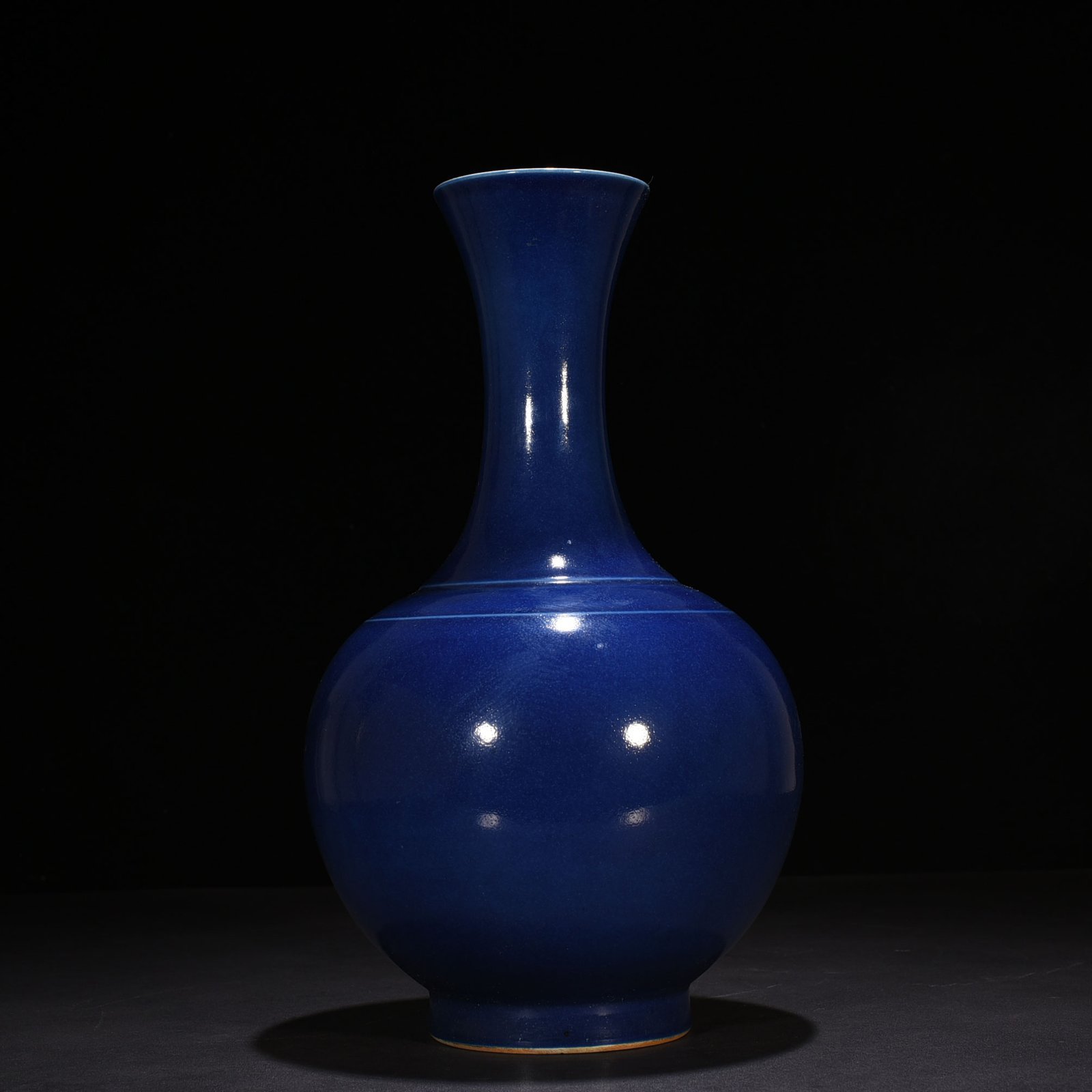 Qing Dynasty Yongzheng Festival blue glaze vase