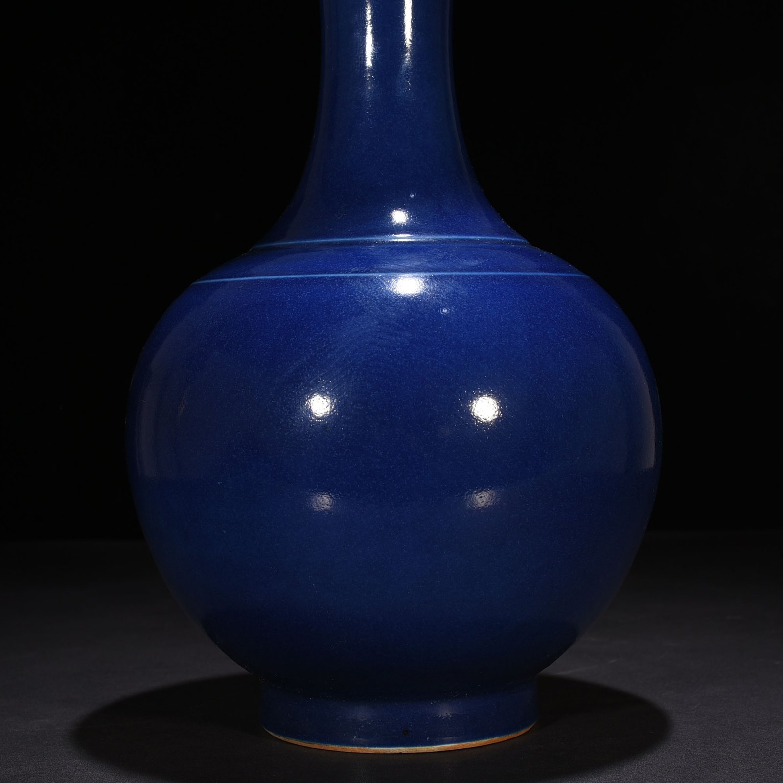 Qing Dynasty Yongzheng Festival blue glaze vase