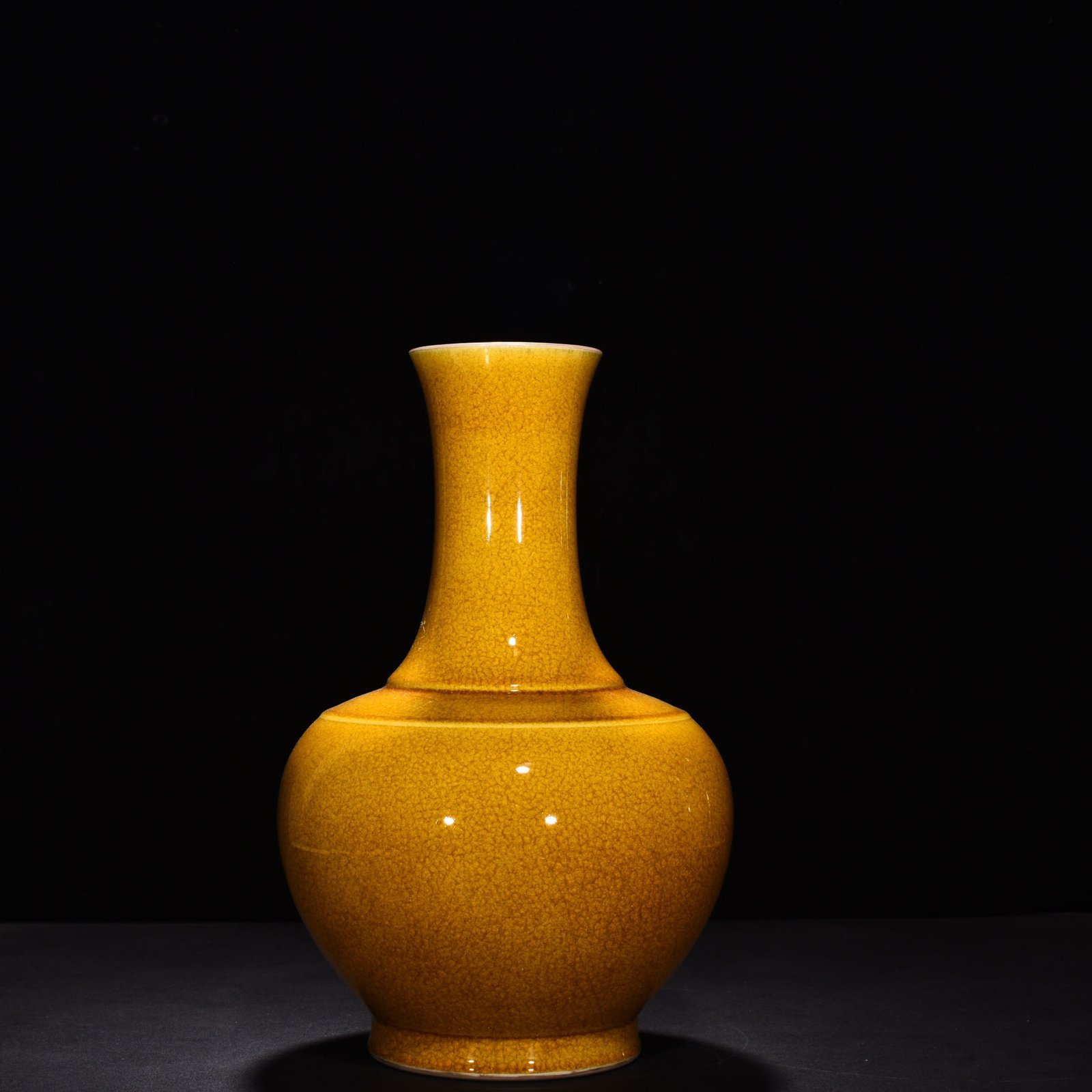 Qing Dynasty Yongzheng beige glaze ice cracked vase