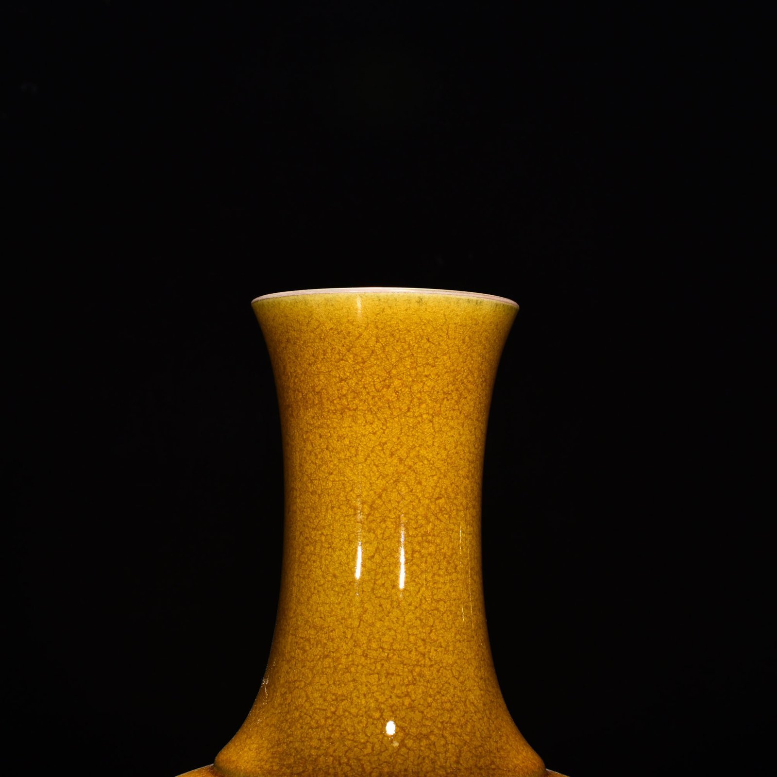 Qing Dynasty Yongzheng beige glaze ice cracked vase