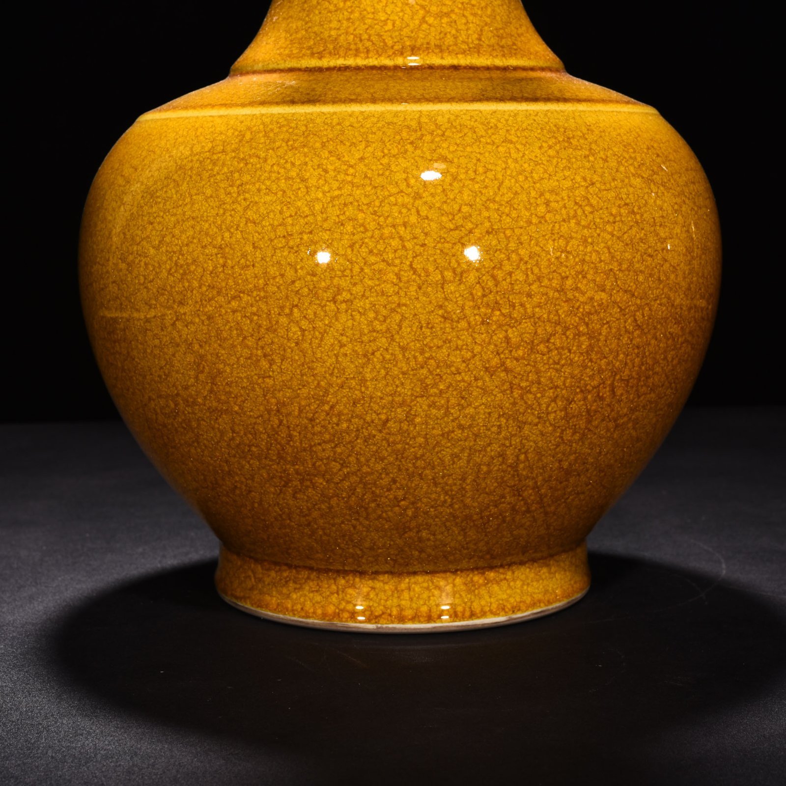 Qing Dynasty Yongzheng beige glaze ice cracked vase