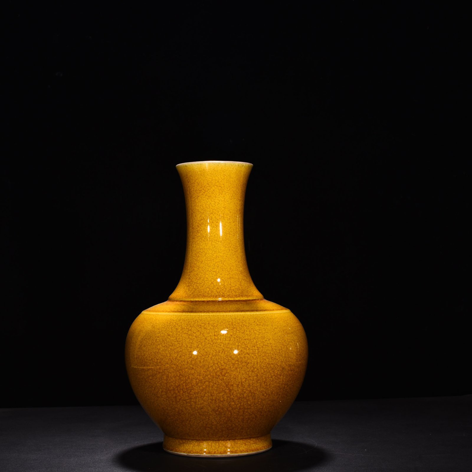Qing Dynasty Yongzheng beige glaze ice cracked vase