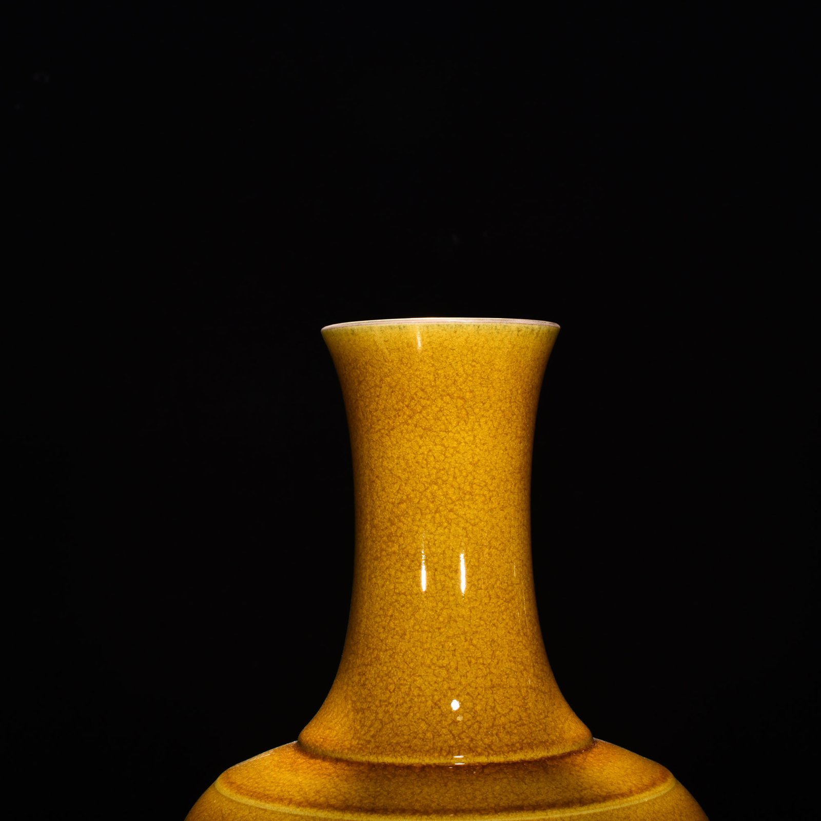 Qing Dynasty Yongzheng beige glaze ice cracked vase