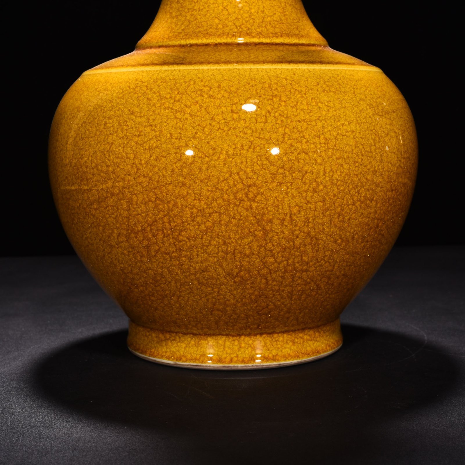 Qing Dynasty Yongzheng beige glaze ice cracked vase