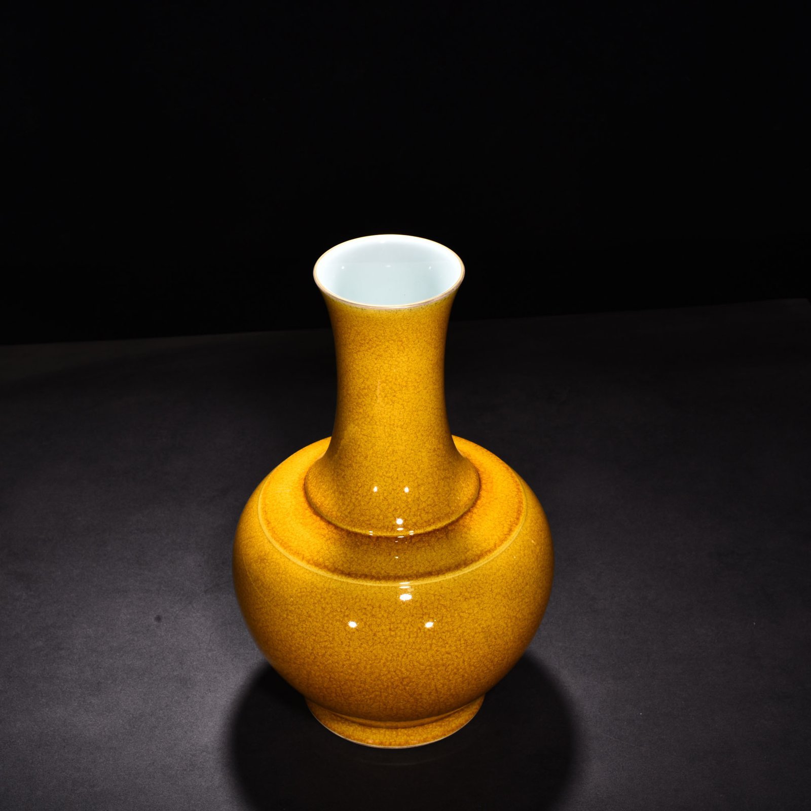 Qing Dynasty Yongzheng beige glaze ice cracked vase