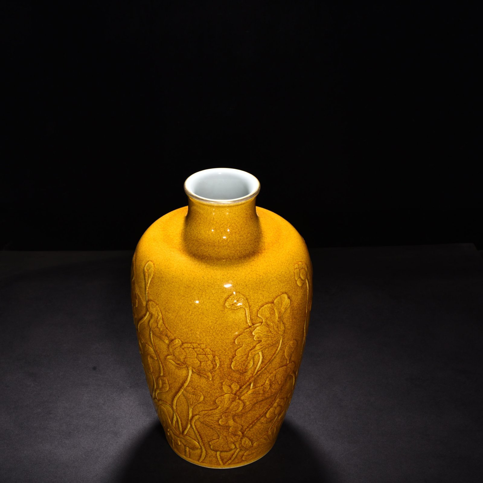 Qing Dynasty Yongzheng beige glaze ice cracked carved flower and bird vase