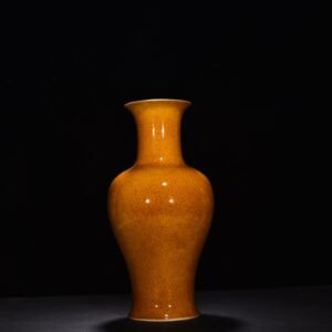 Qing Dynasty Yongzheng beige glazed ice-cracked fishtail bottle