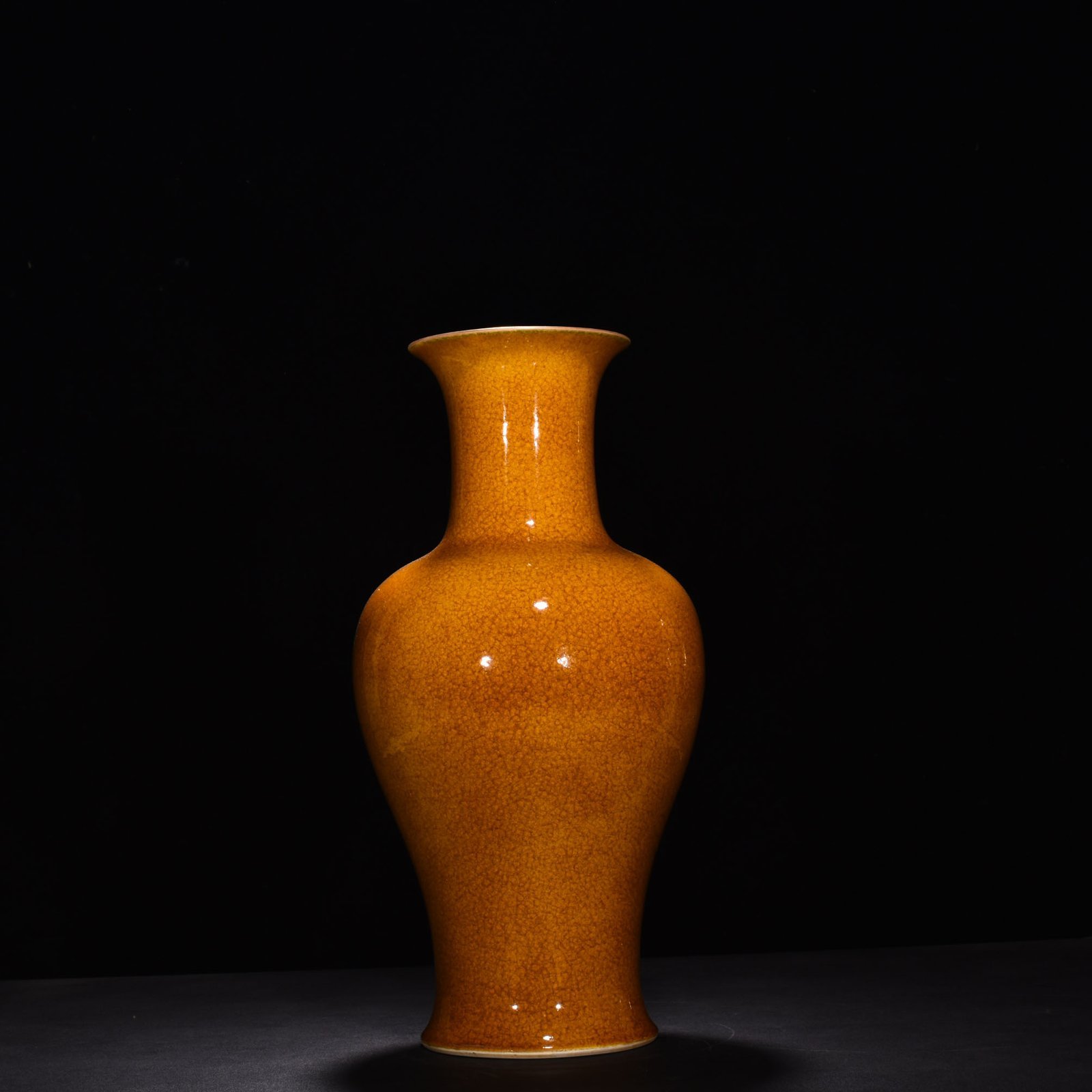 Qing Dynasty Yongzheng beige glazed ice-cracked fishtail bottle