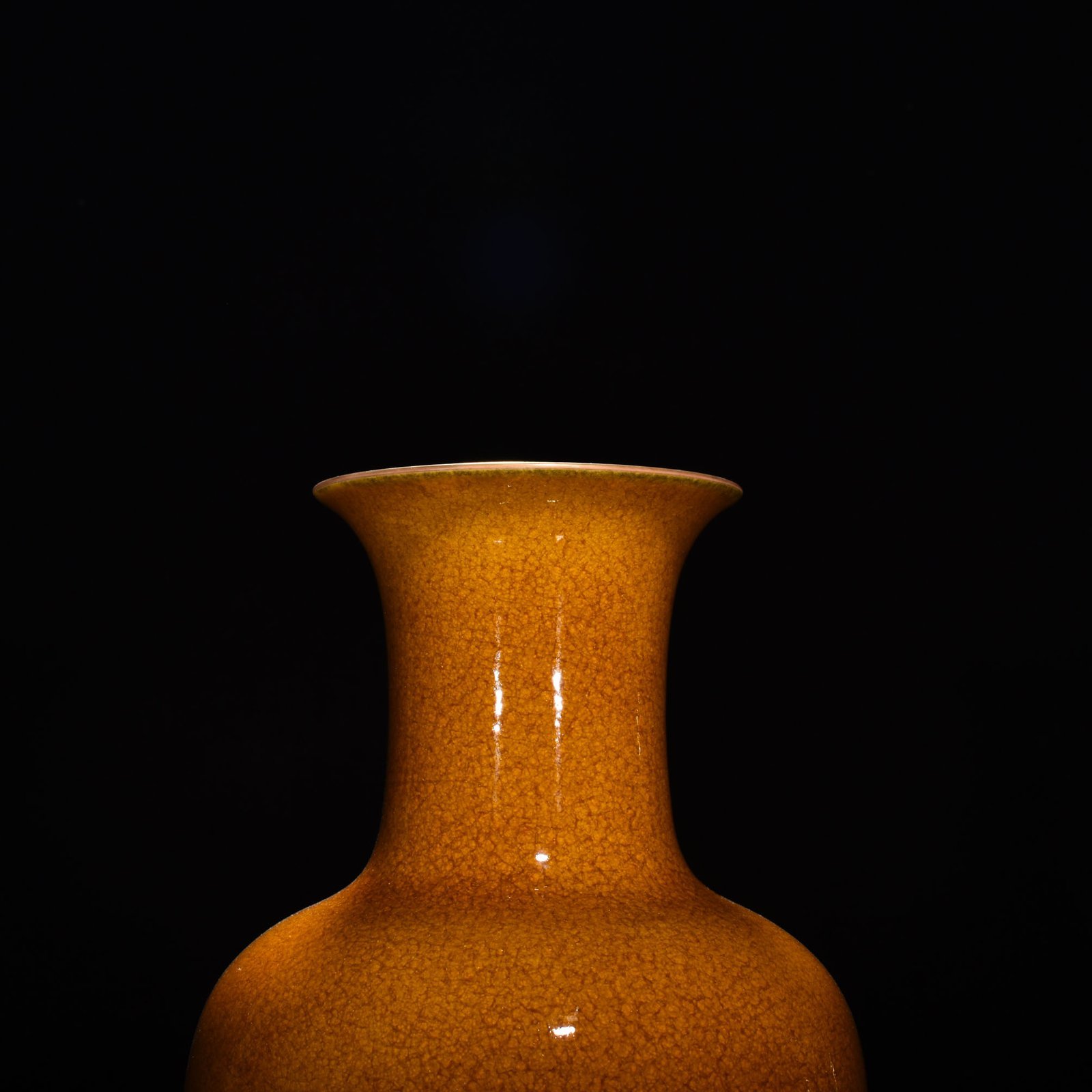 Qing Dynasty Yongzheng beige glazed ice-cracked fishtail bottle