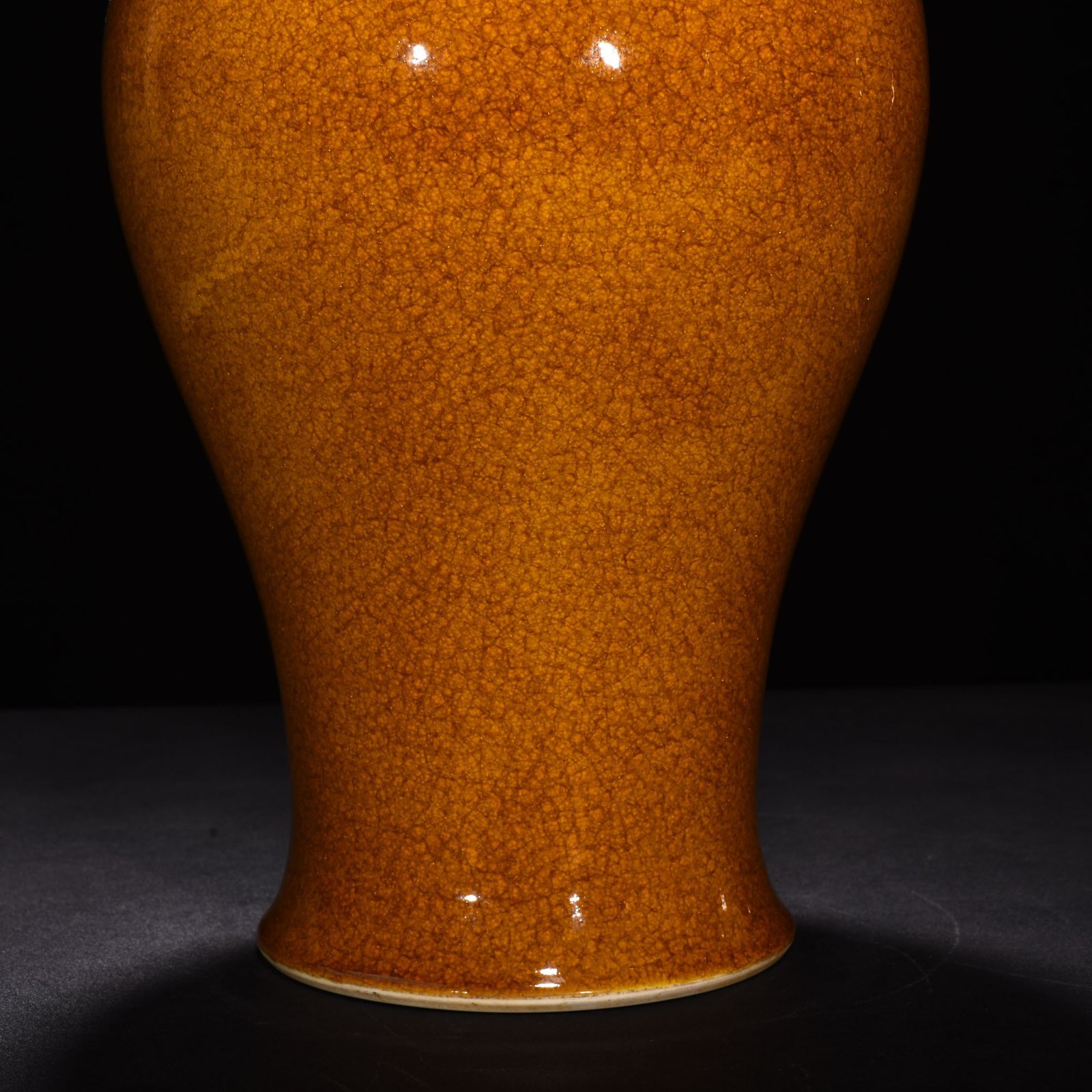 Qing Dynasty Yongzheng beige glazed ice-cracked fishtail bottle