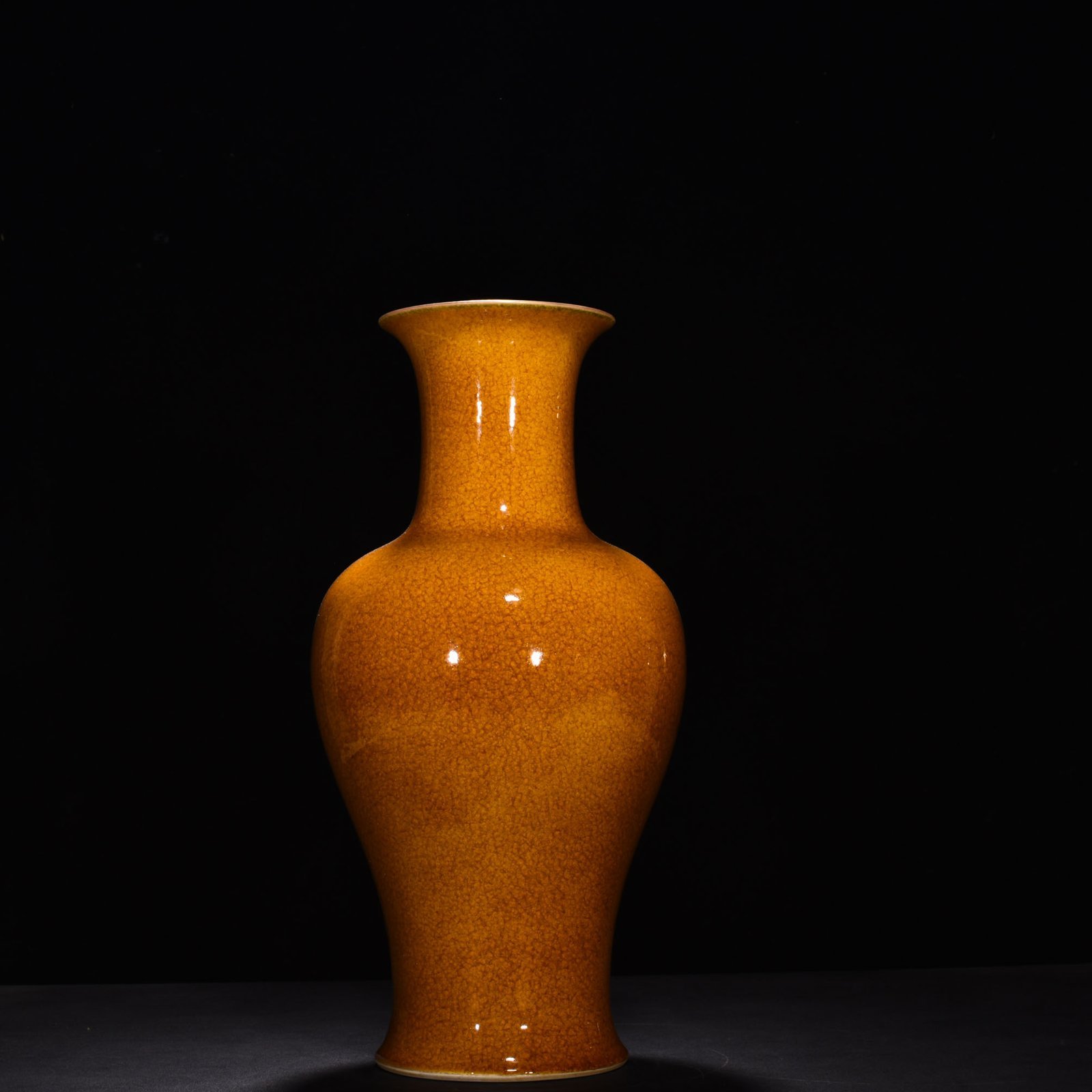 Qing Dynasty Yongzheng beige glazed ice-cracked fishtail bottle