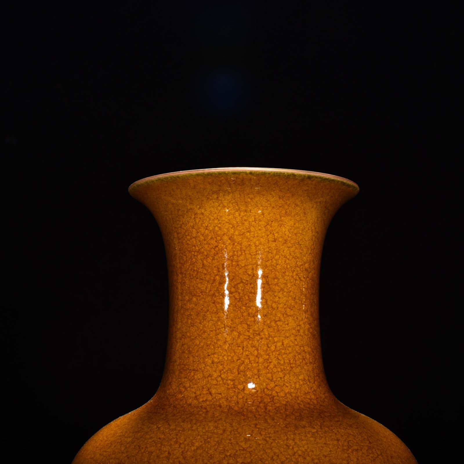 Qing Dynasty Yongzheng beige glazed ice-cracked fishtail bottle