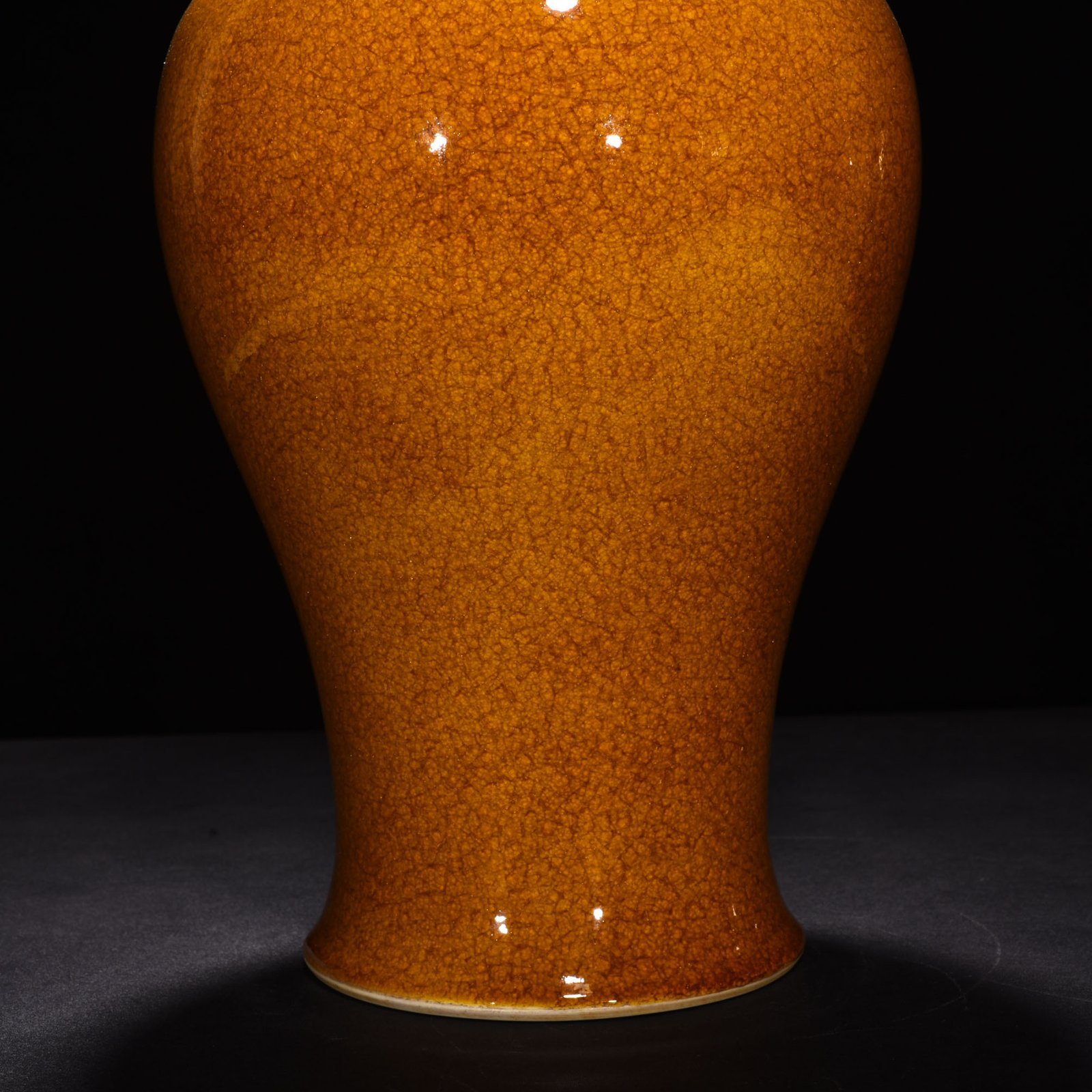 Qing Dynasty Yongzheng beige glazed ice-cracked fishtail bottle