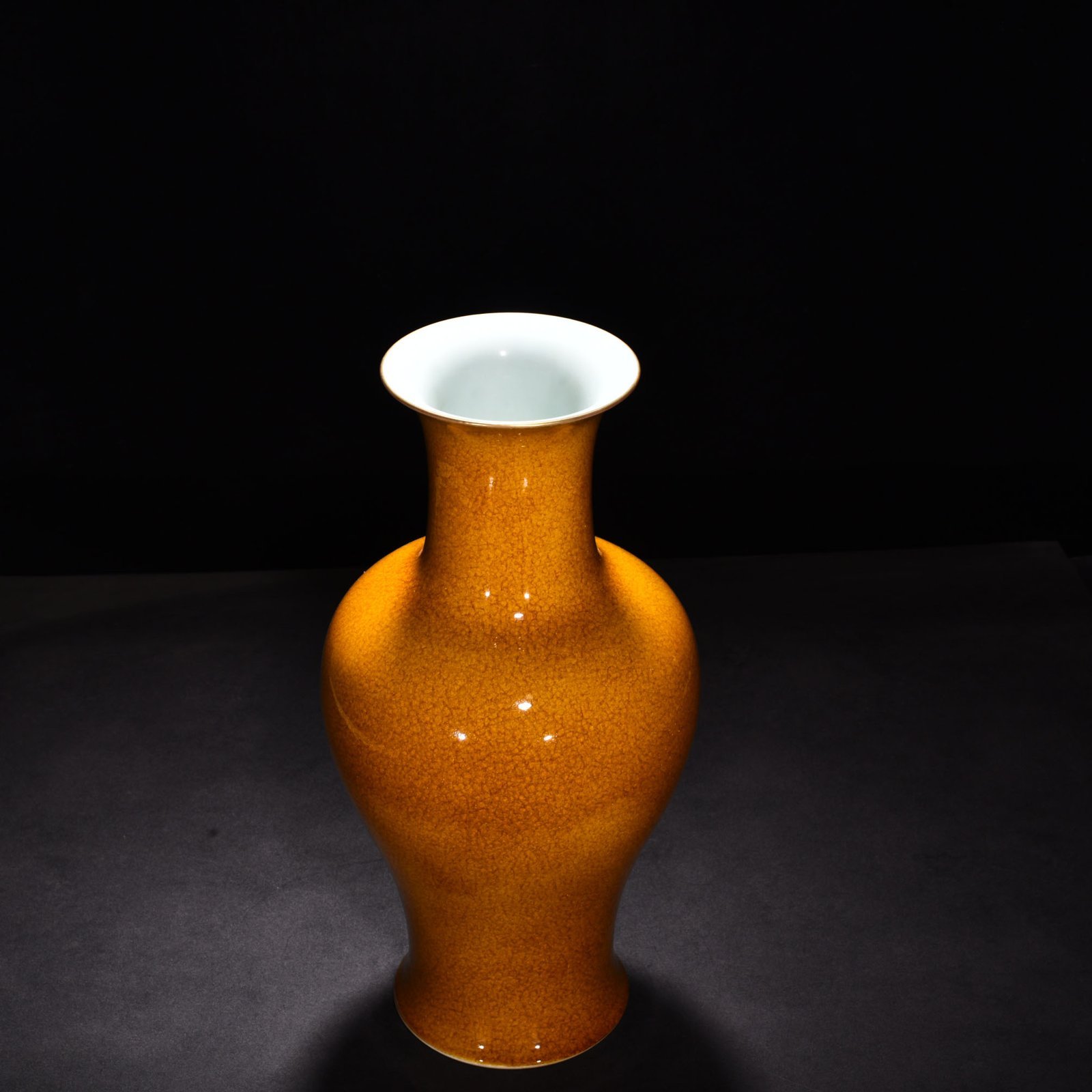 Qing Dynasty Yongzheng beige glazed ice-cracked fishtail bottle
