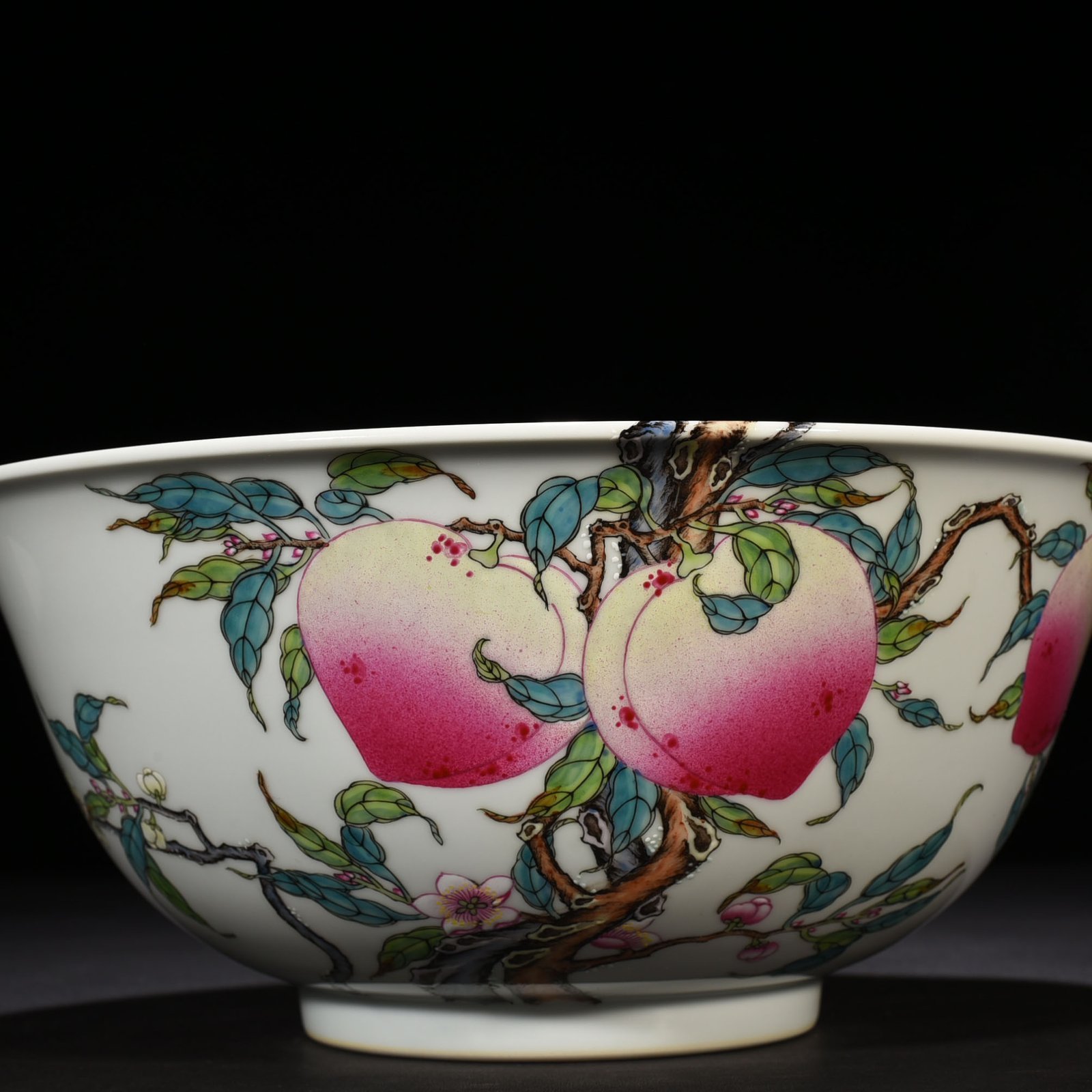 Qing Dynasty Yongzheng pastel five blessings and eight peach large bowl