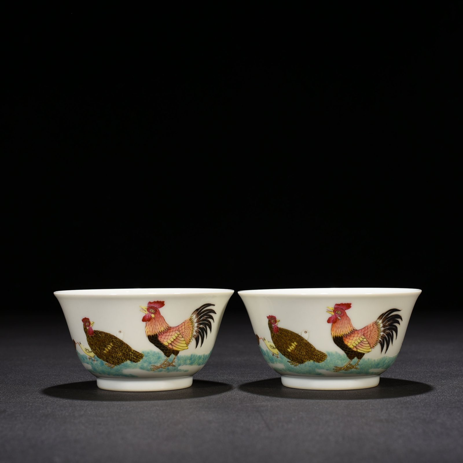 Qing Dynasty Yongzheng famille rose cup family of chickens