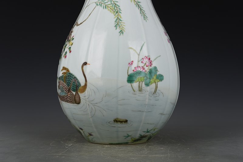 Qing Dynasty Yongzheng Pastel Swan Flower Melon Lingzun
