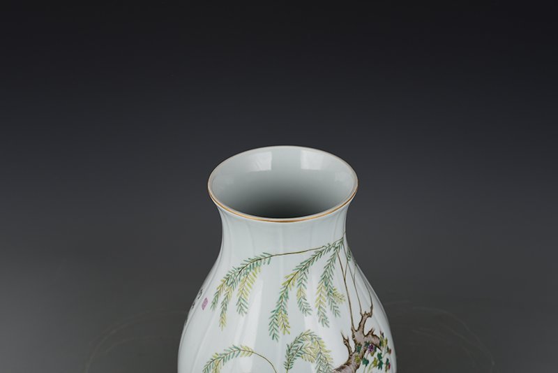 Qing Dynasty Yongzheng Pastel Swan Flower Melon Lingzun