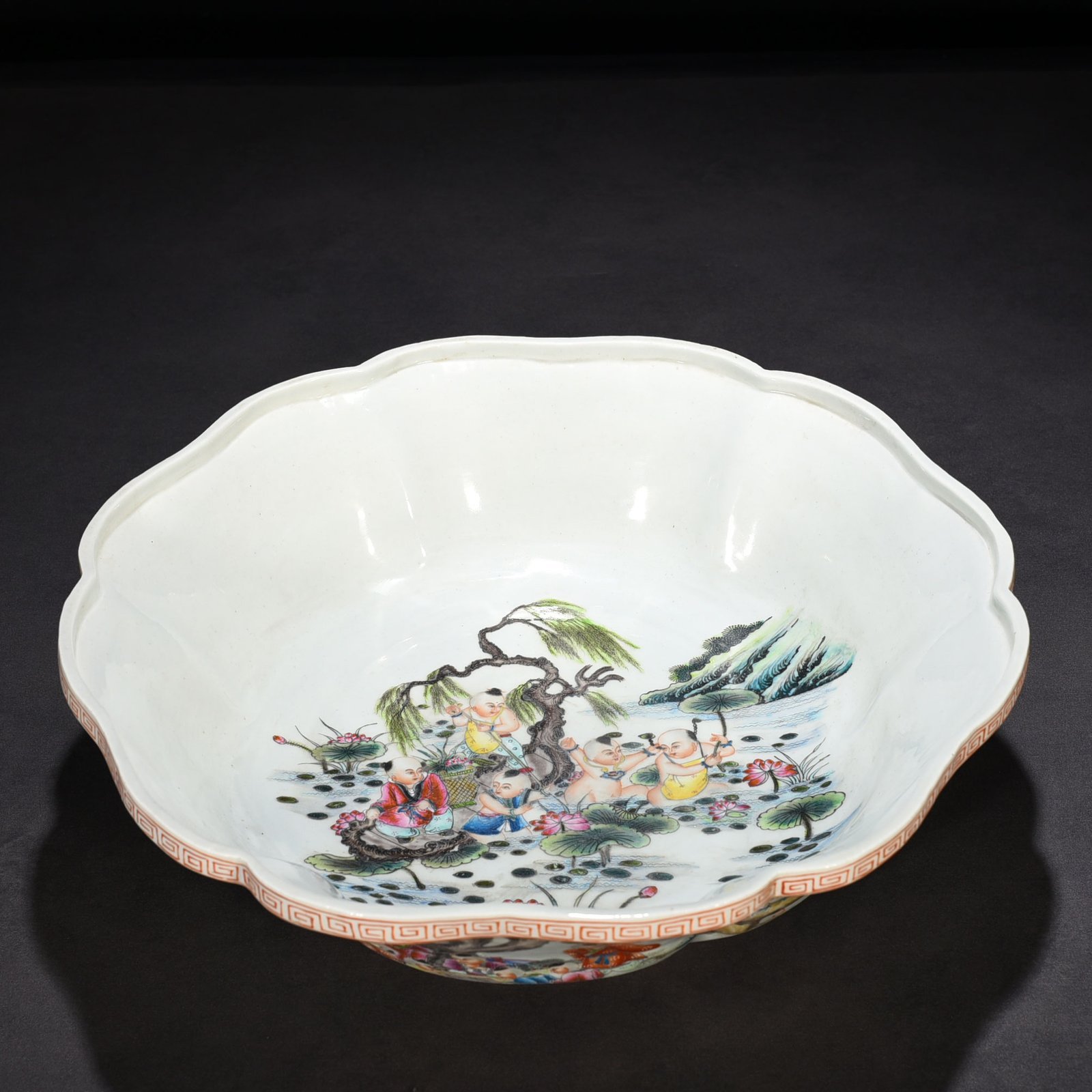 Qing Dynasty Yongzheng pastel baby play basin